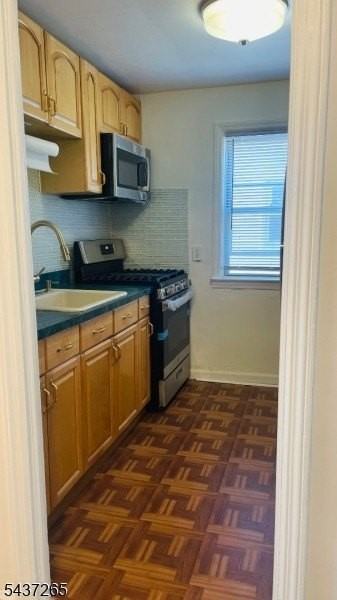 728 Thomas St - Photo 5 of 12
