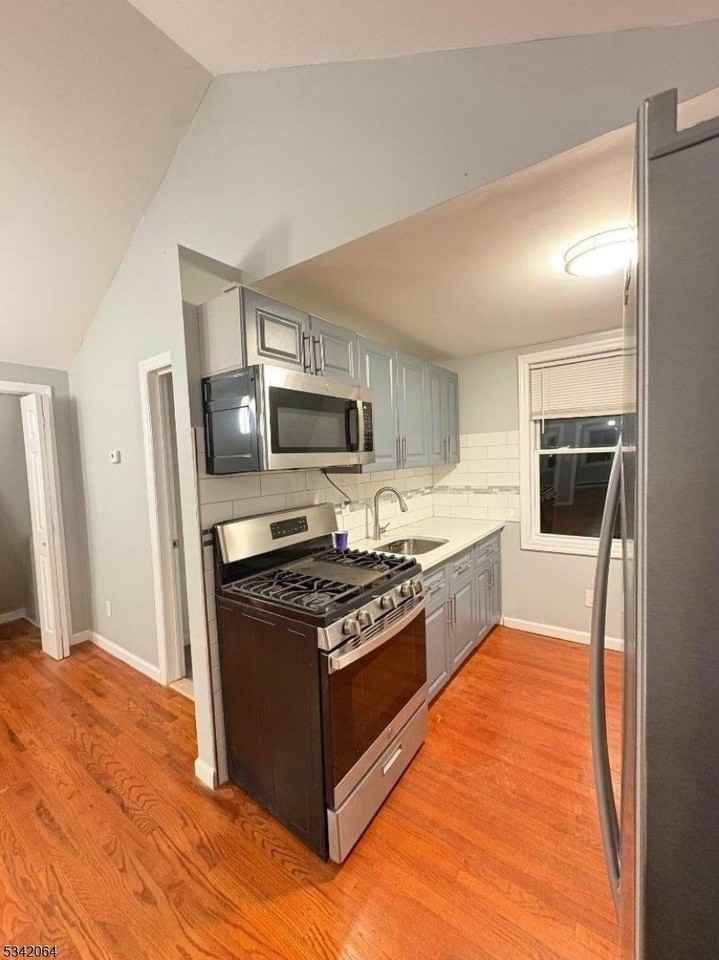 65 Grove St Apt 3rd - Photo 4 of 9