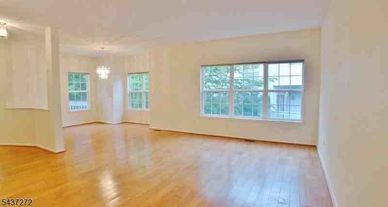 1310 Grandview Ct - Photo 5 of 15