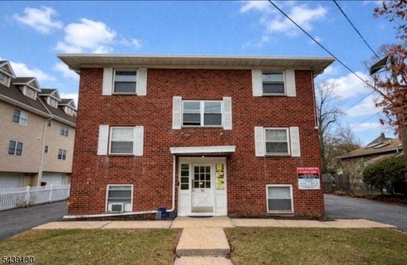 93 Centre St #10C