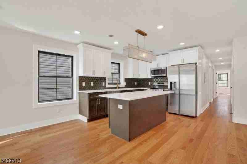 747 S 11th St - Photo 4 of 22