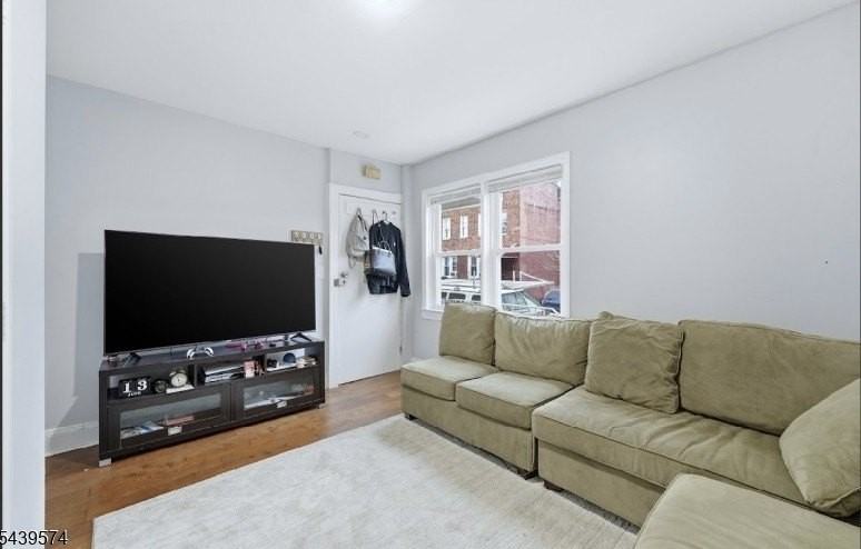 328 John St - Photo 3 of 9