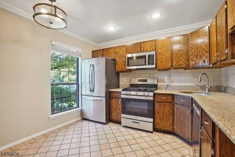 96 Baldwin Ct - Photo 3 of 15