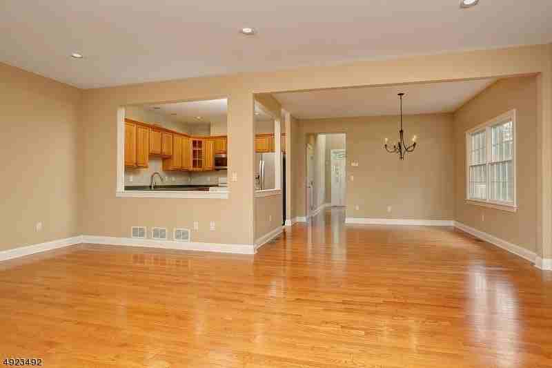 215 Raymound Blvd - Photo 4 of 25