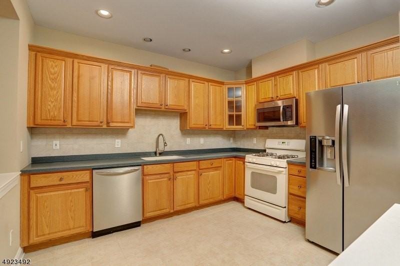 215 Raymound Blvd - Photo 5 of 25