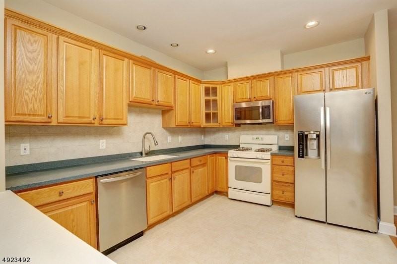215 Raymound Blvd - Photo 6 of 25