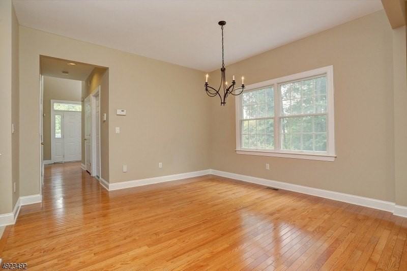 215 Raymound Blvd - Photo 7 of 25