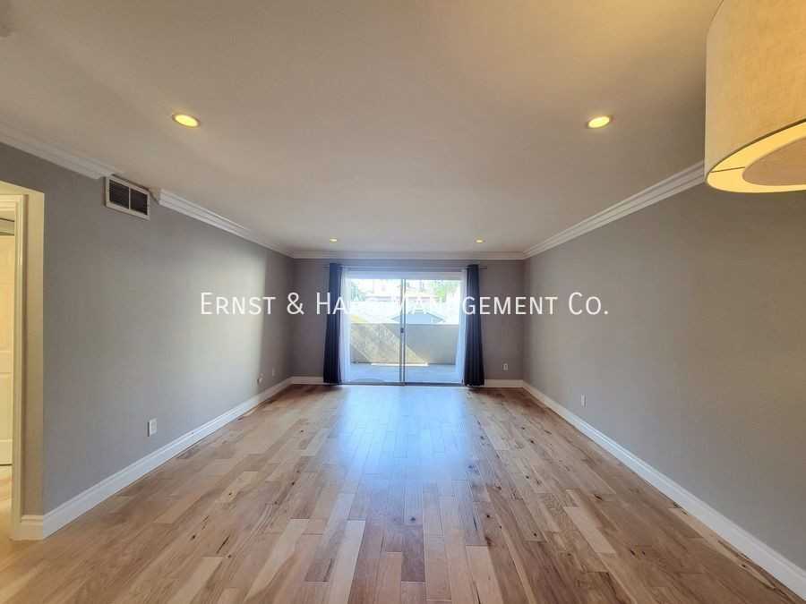 421 W 6th St #103 - Photo 6 of 26