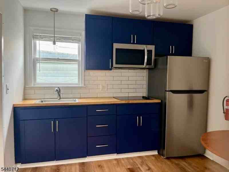 8 Newton Ave #2 - Photo 4 of 9