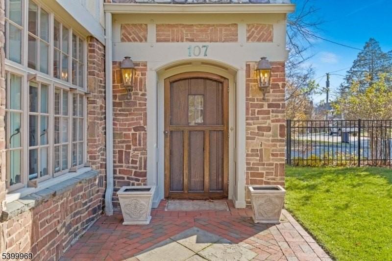 107 Clinton Ave - Photo 5 of 9