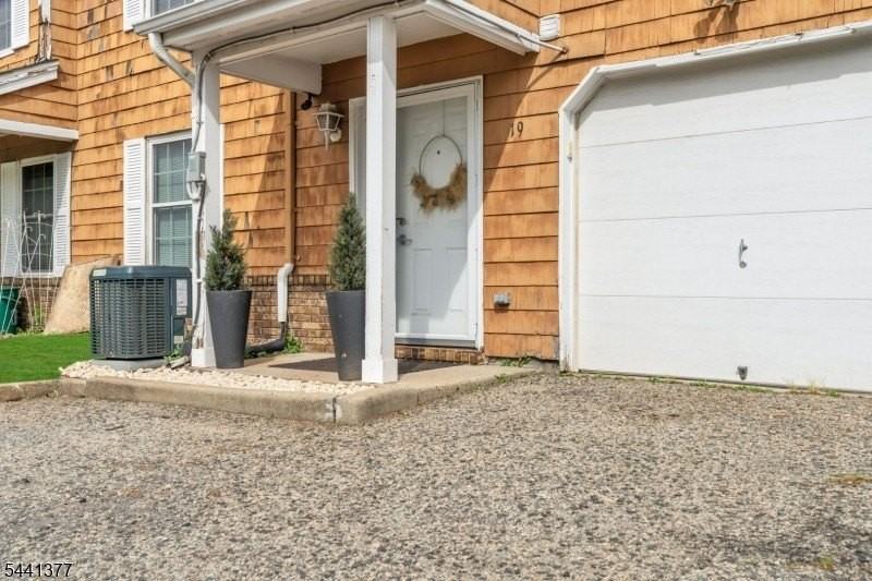 19 Delavan Ct - Photo 7 of 35