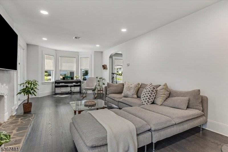 186 Gregory Ave - Photo 4 of 17