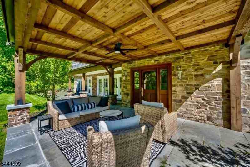 3 Laurel Ln - Photo 7 of 34