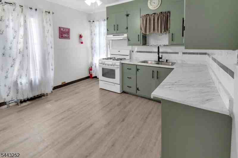 558 Argyle Ave #2 - Photo 3 of 17