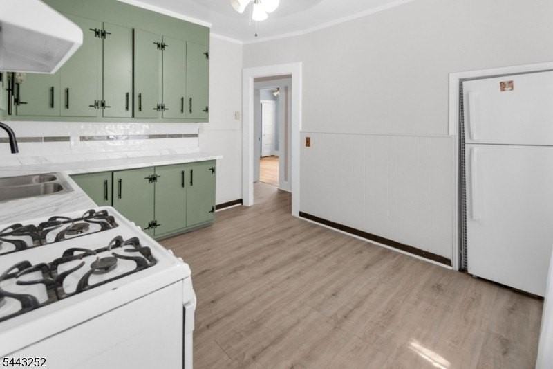 558 Argyle Ave #2 - Photo 4 of 17
