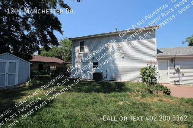 1201 Manchester Dr - Photo 4 of 37