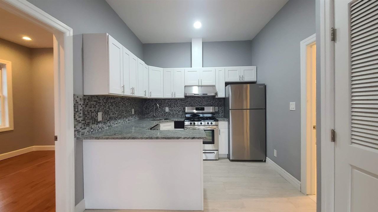 100 Griffith St #3L
