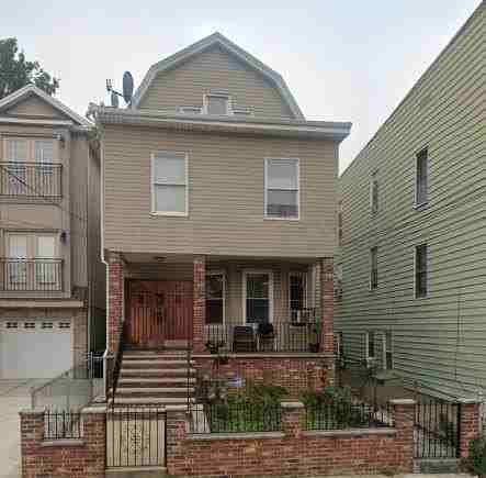596 Adams Ave #1