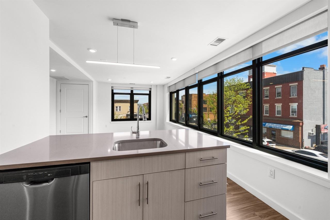 957 Broadway #201 - Photo 4 of 41