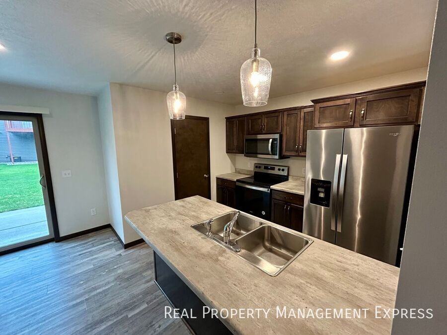 2214 S Ronsiek Ave - Photo 3 of 22