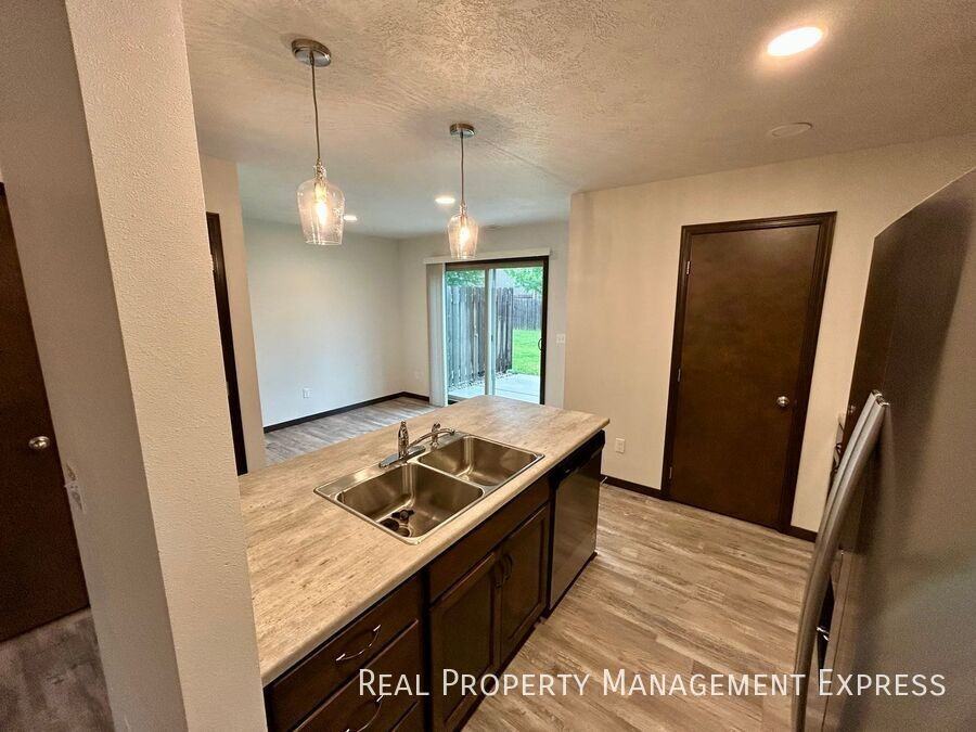 2214 S Ronsiek Ave - Photo 4 of 22