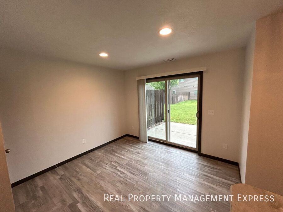 2214 S Ronsiek Ave - Photo 5 of 22