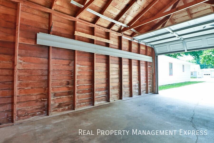 1904 S Hawthorne Ave - Photo 4 of 22