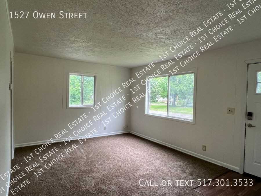 1527 Owen St - Photo 2 of 17
