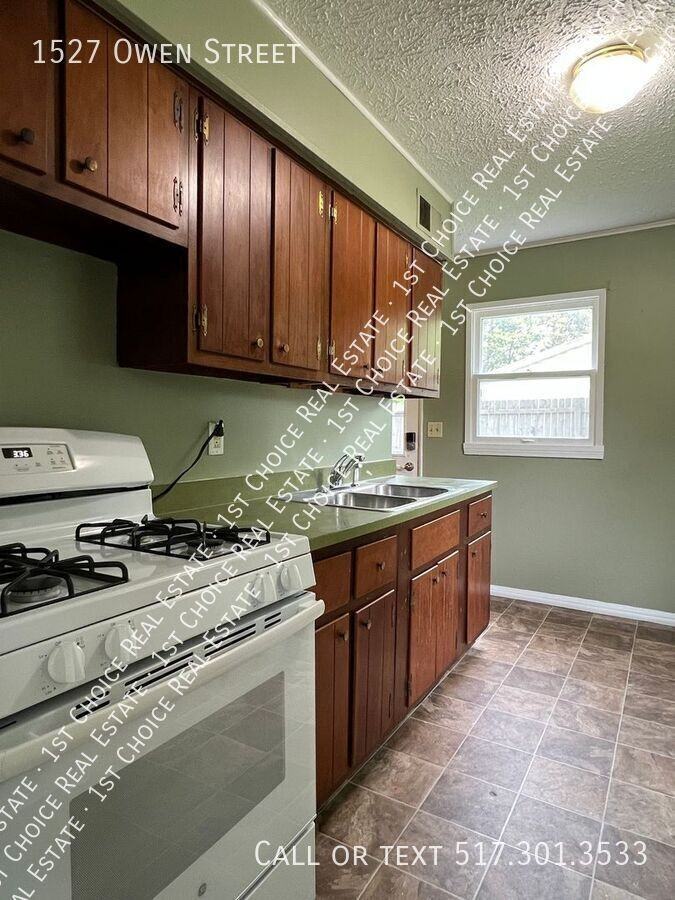 1527 Owen St - Photo 4 of 17