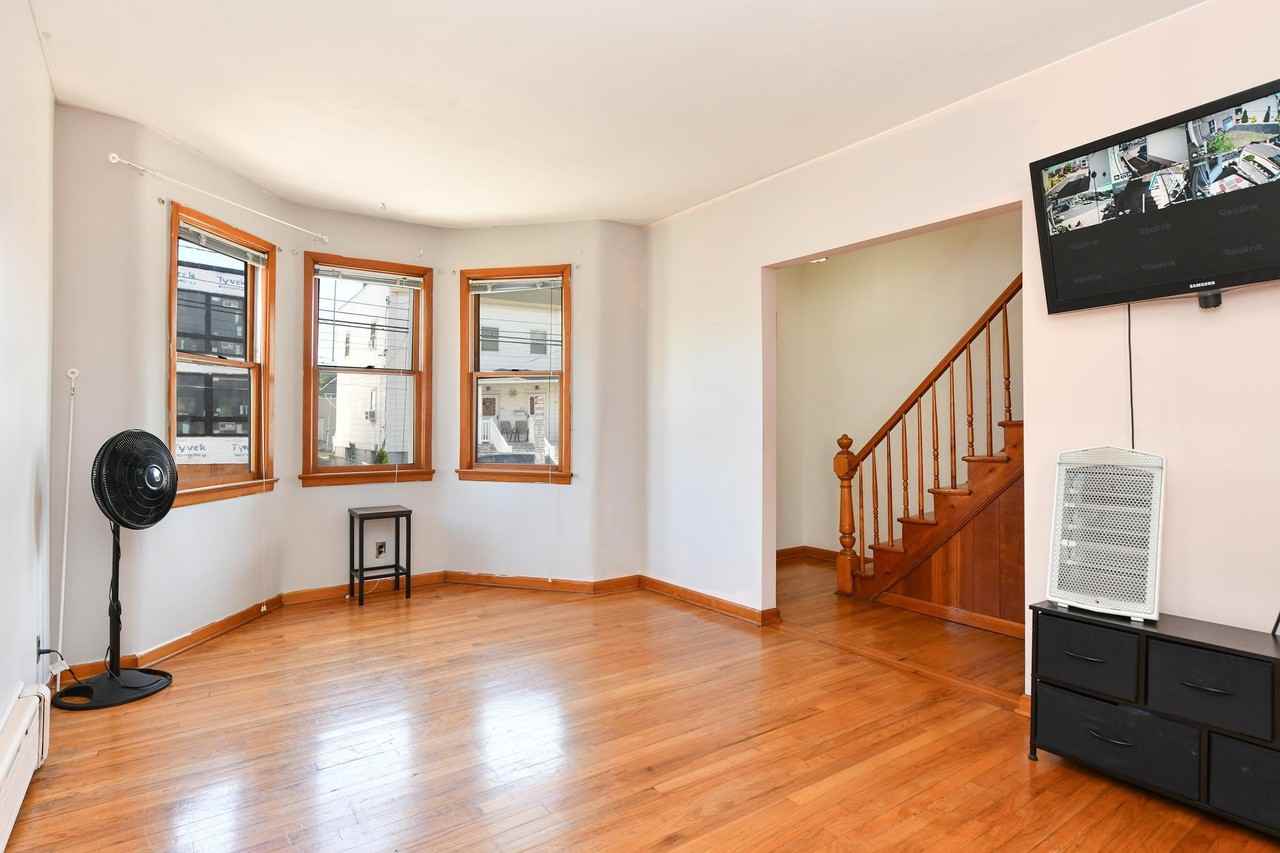 241 Maple St - Photo 5 of 34