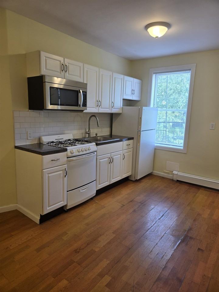 281 Monmouth St #3 - Photo 5 of 9