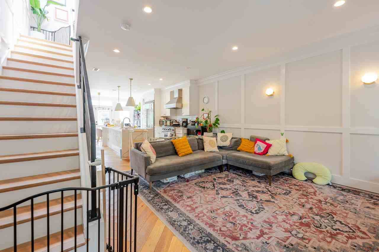 1107 7th St Ne - Photo 2 of 50