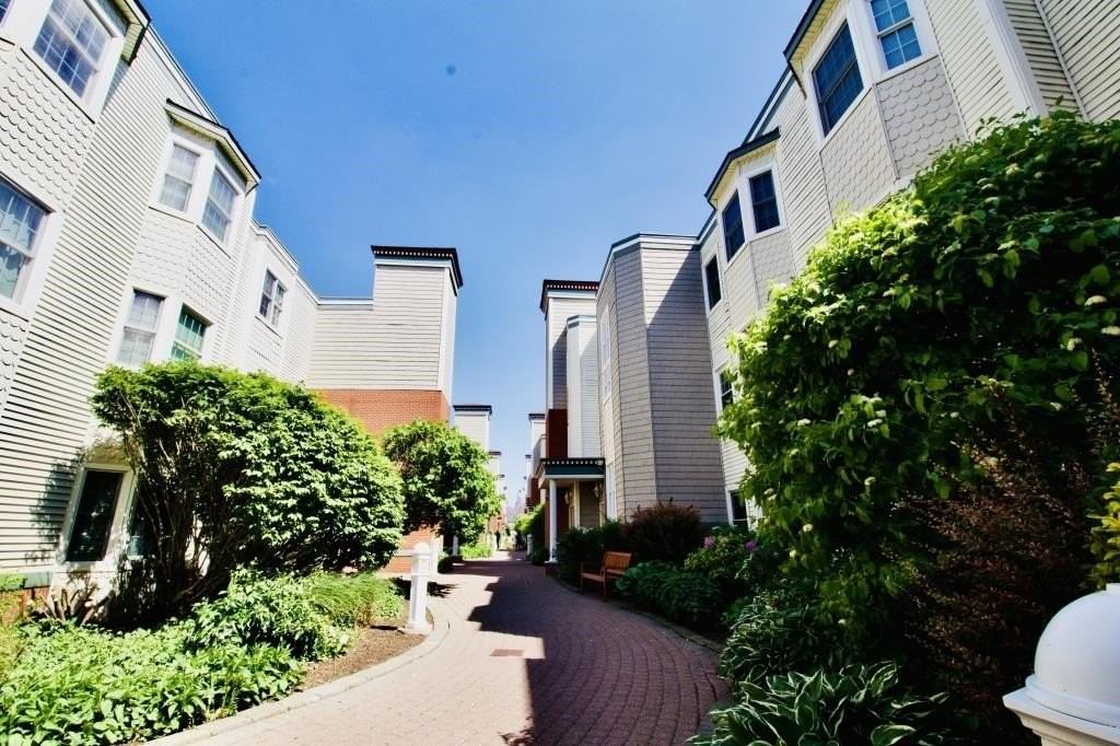 340 The Promenade - Photo 4 of 46