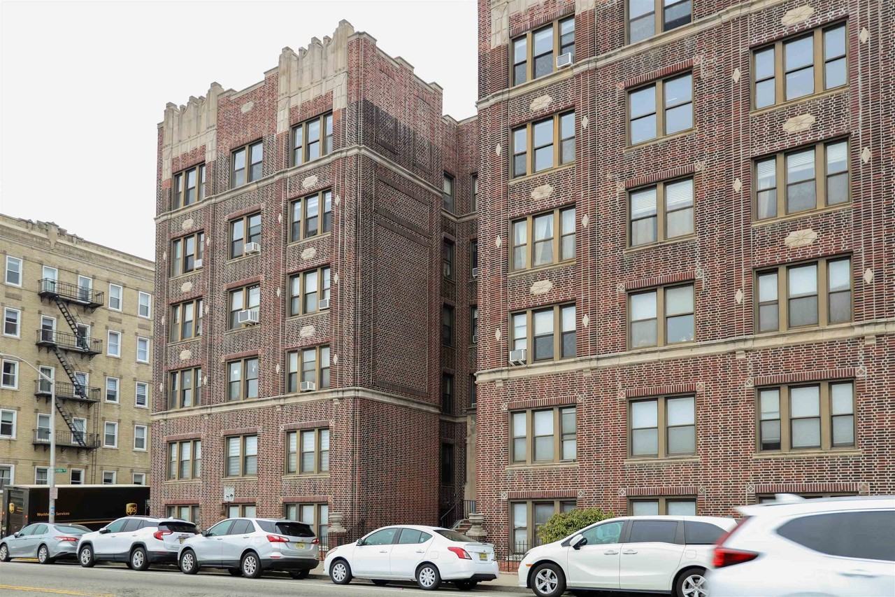 883 Boulevard E #1C - Photo 2 of 11