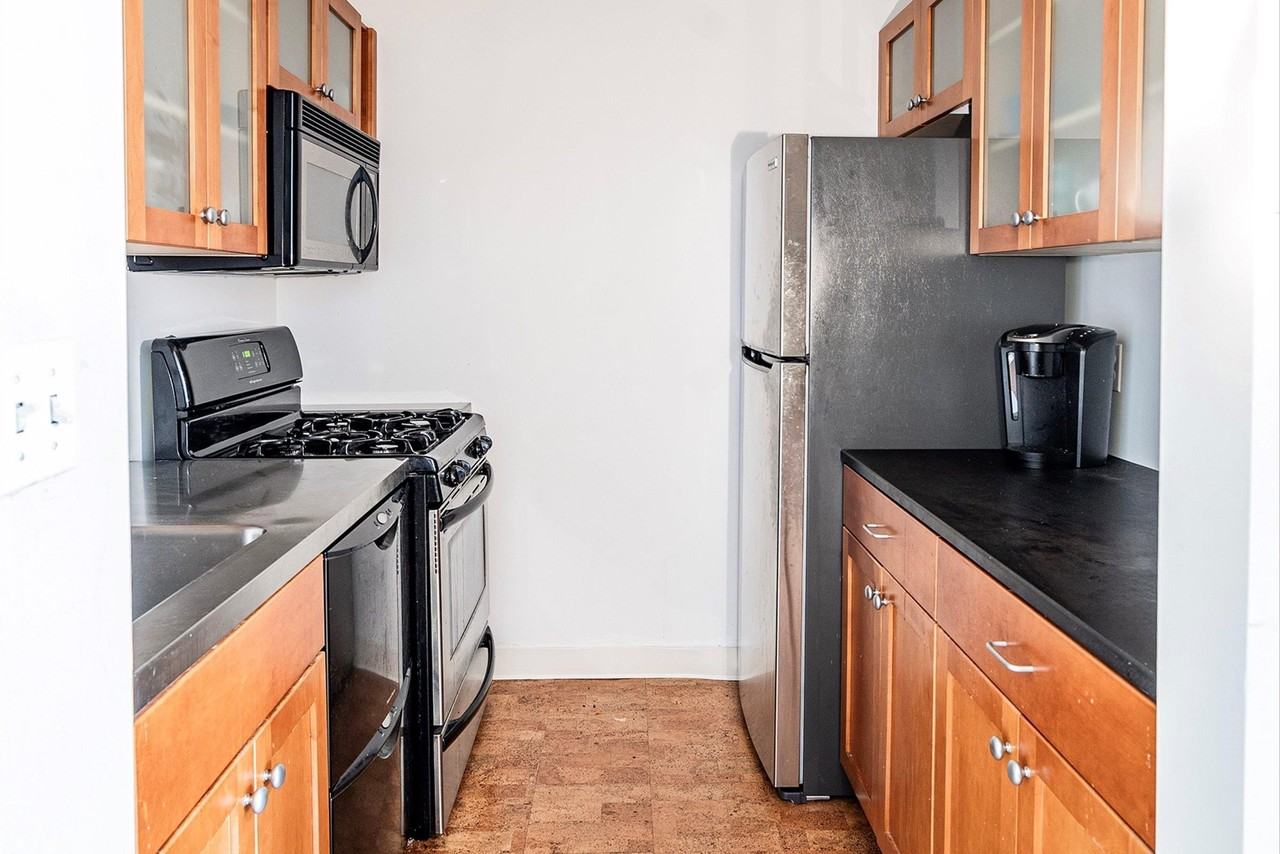222 Montgomery St #1D - Photo 6 of 20