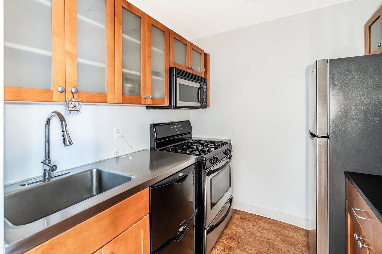 222 Montgomery St #1D - Photo 7 of 20