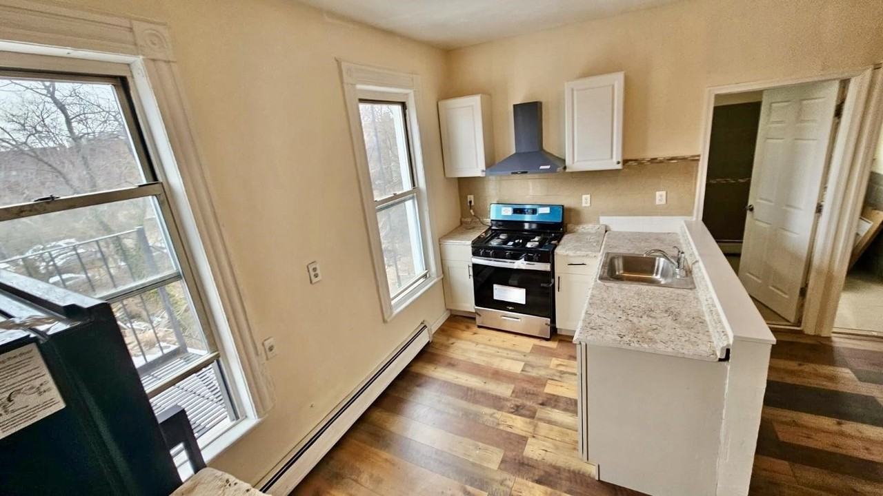 126 Monticello Ave #2 - Photo 3 of 12