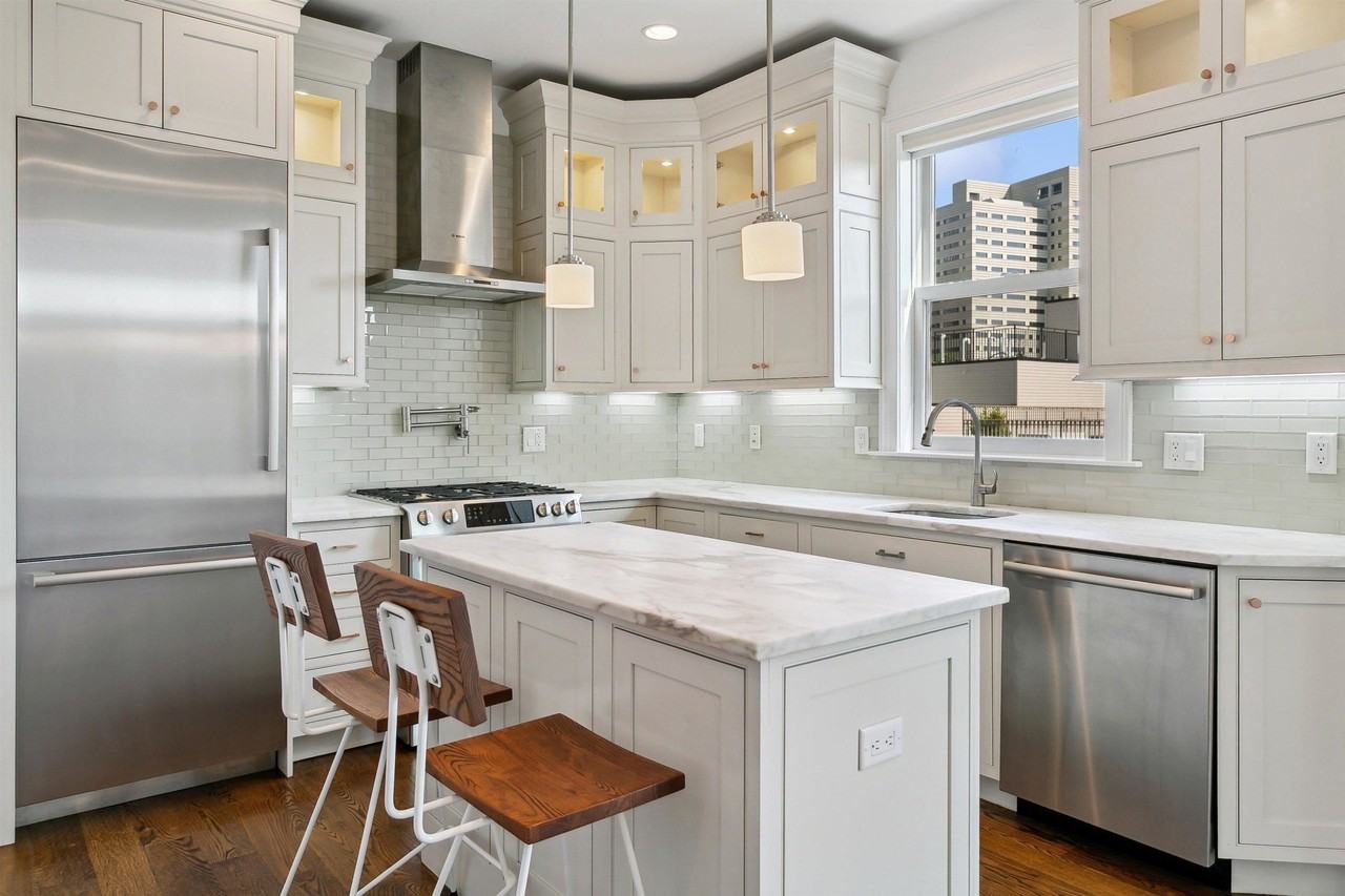 231 1st St #4G - Photo 2 of 31