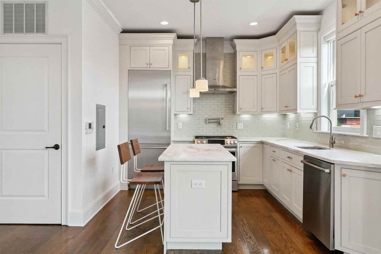 231 1st St #4G - Photo 3 of 31