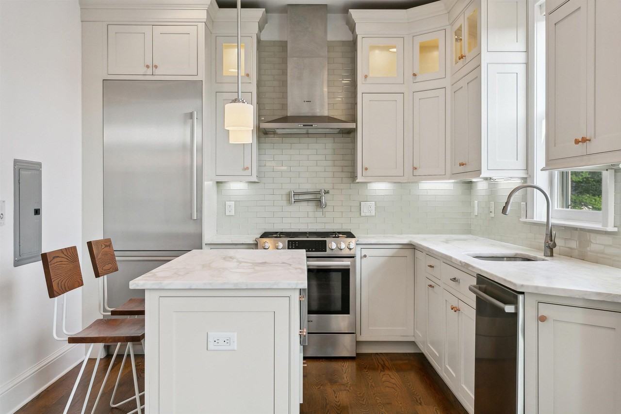 231 1st St #4G - Photo 4 of 31