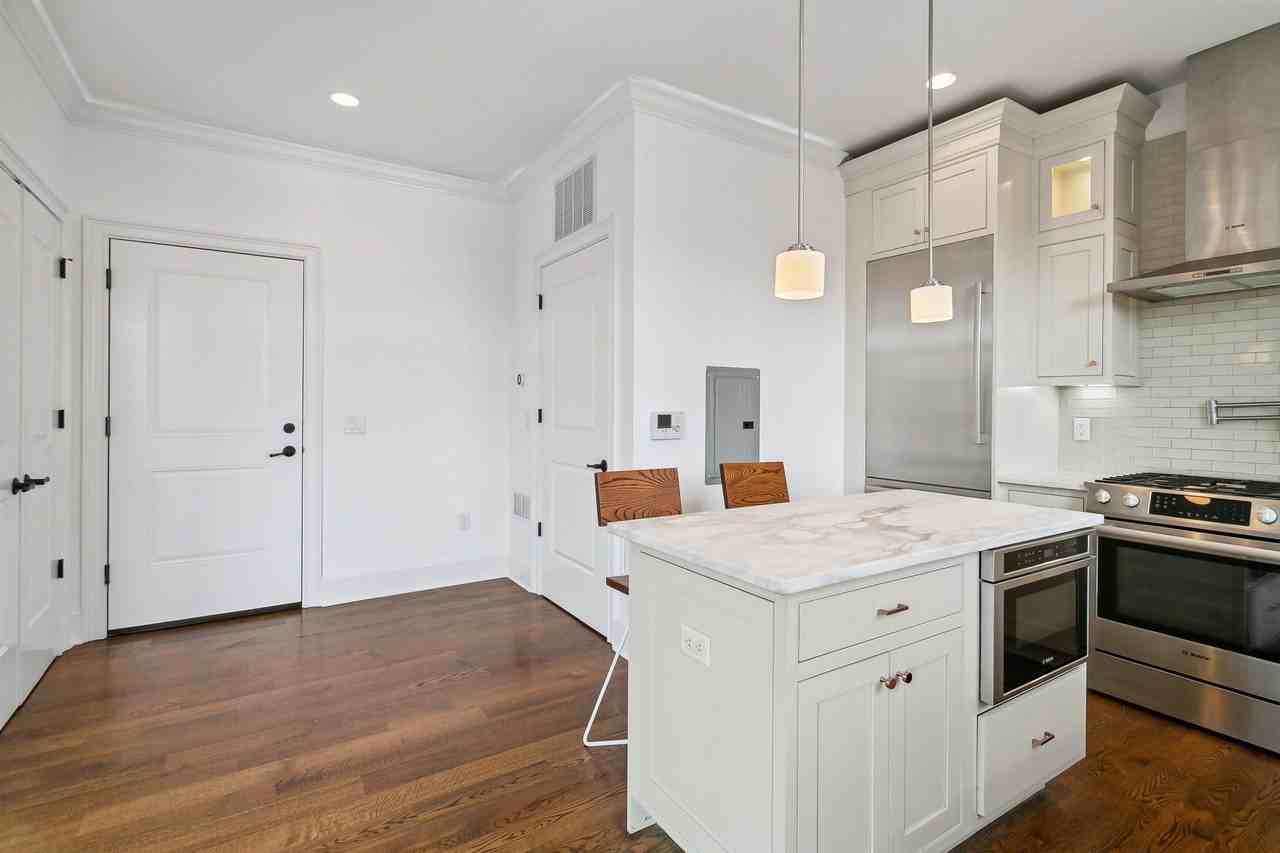 231 1st St #4G - Photo 5 of 31