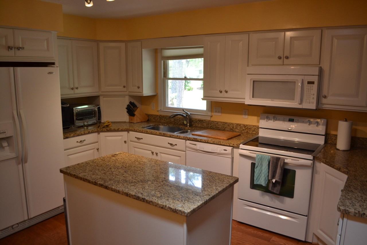 861 Hawthorne Dr - Photo 3 of 19