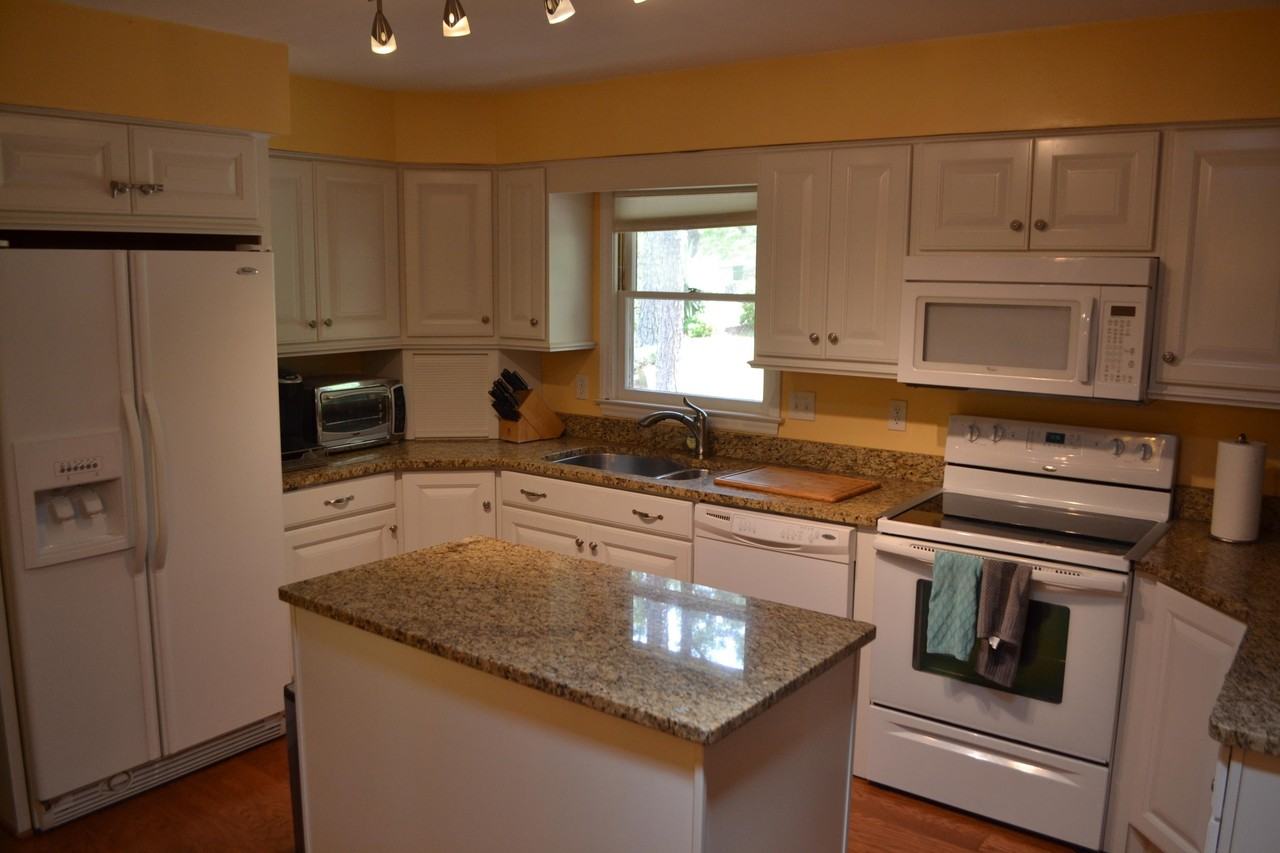 861 Hawthorne Dr - Photo 4 of 19