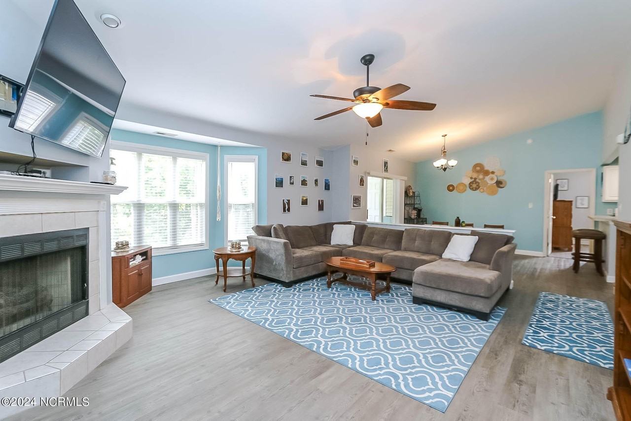 404 Commerce Ave #D - Photo 3 of 14