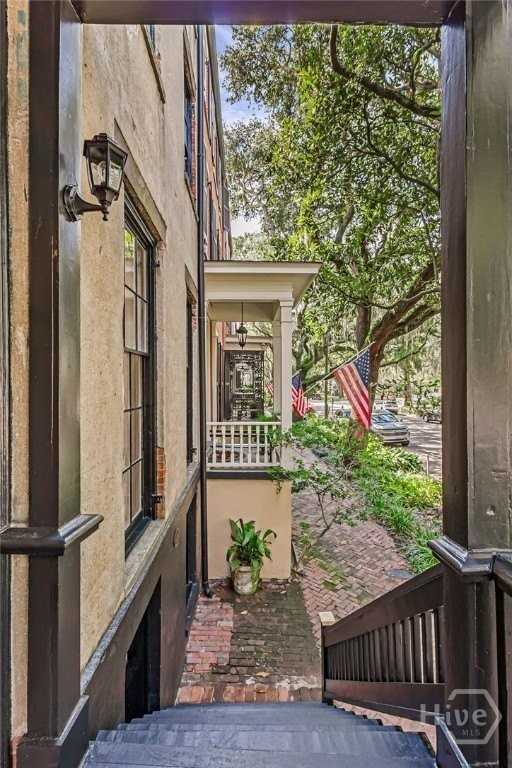 117 E Jones St - Photo 4 of 36