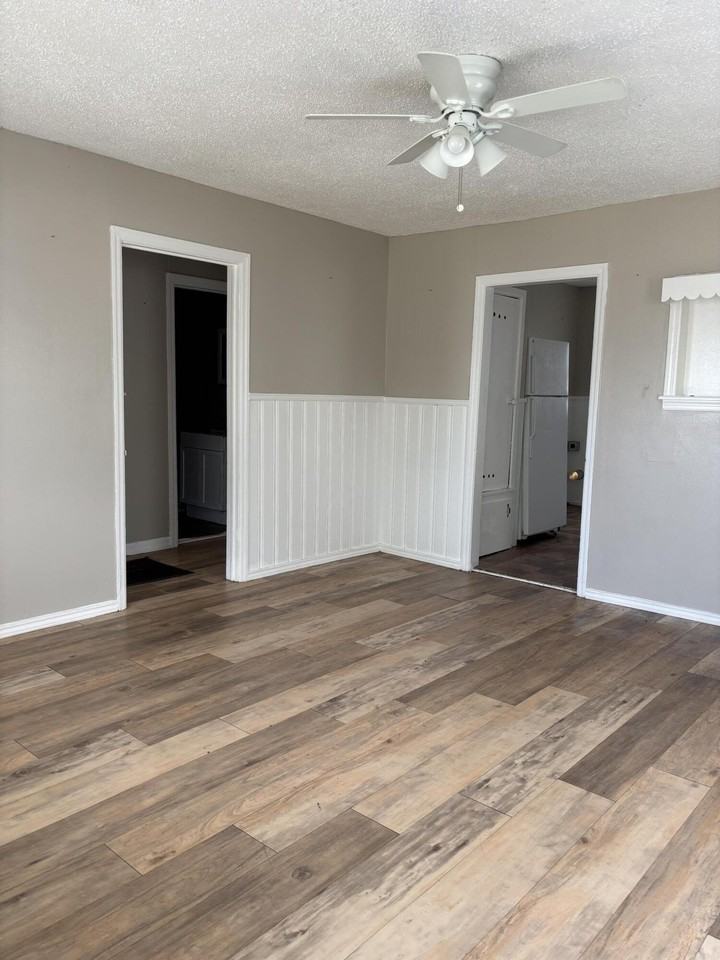2205 39th St - Photo 3 of 14