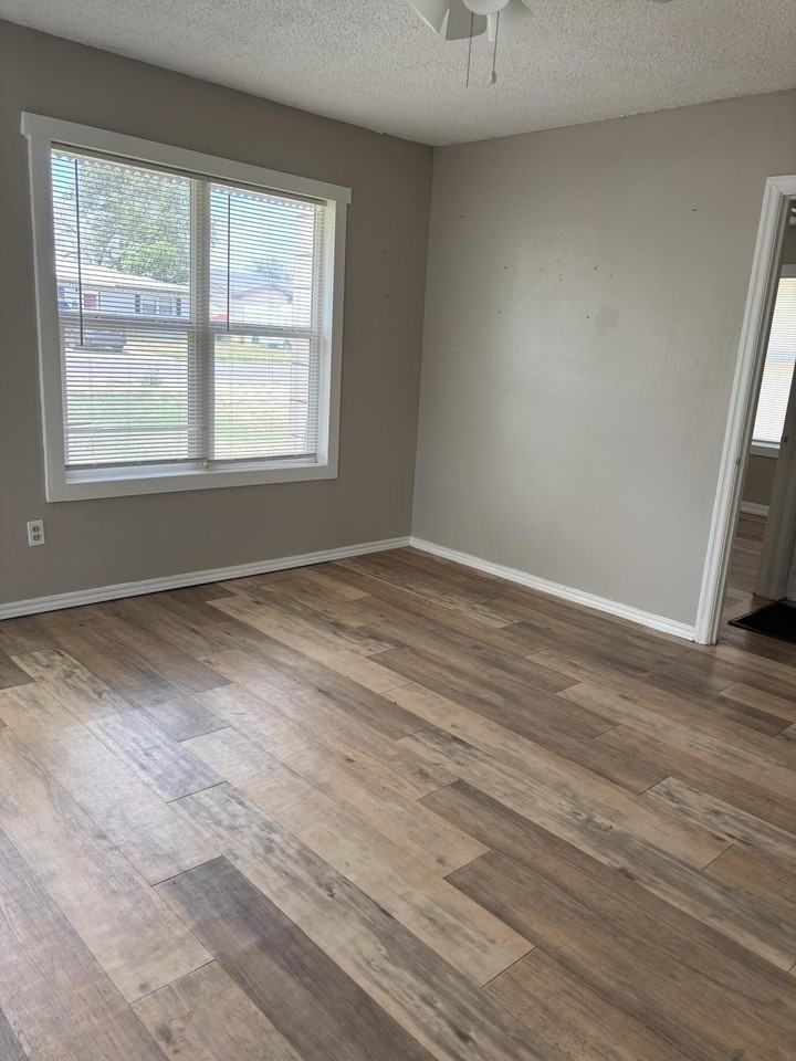 2205 39th St - Photo 4 of 14