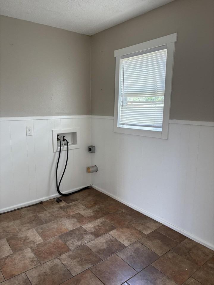 2205 39th St - Photo 6 of 14