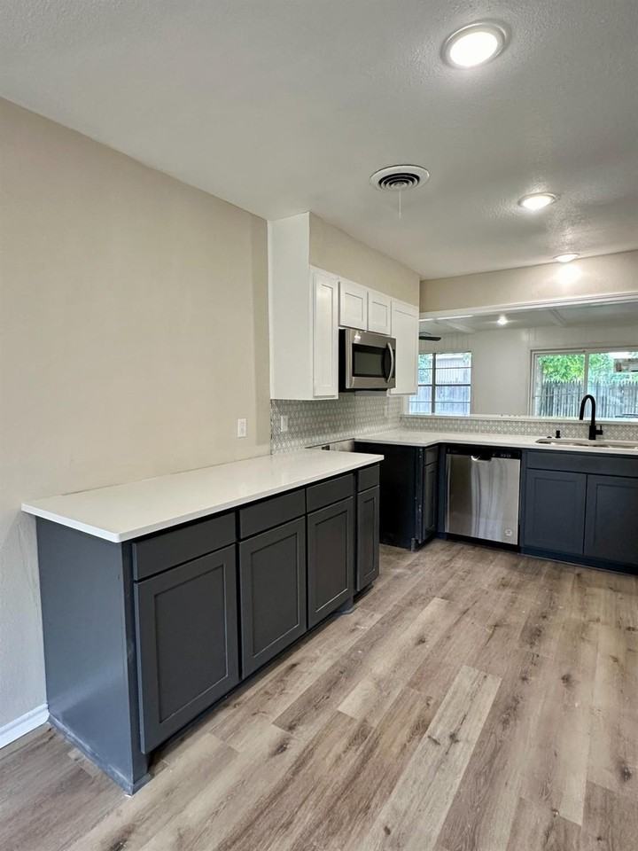 2012 68th St - Photo 7 of 30