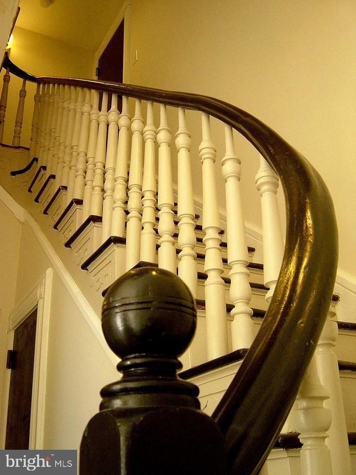 261 Robert St - Photo 3 of 7
